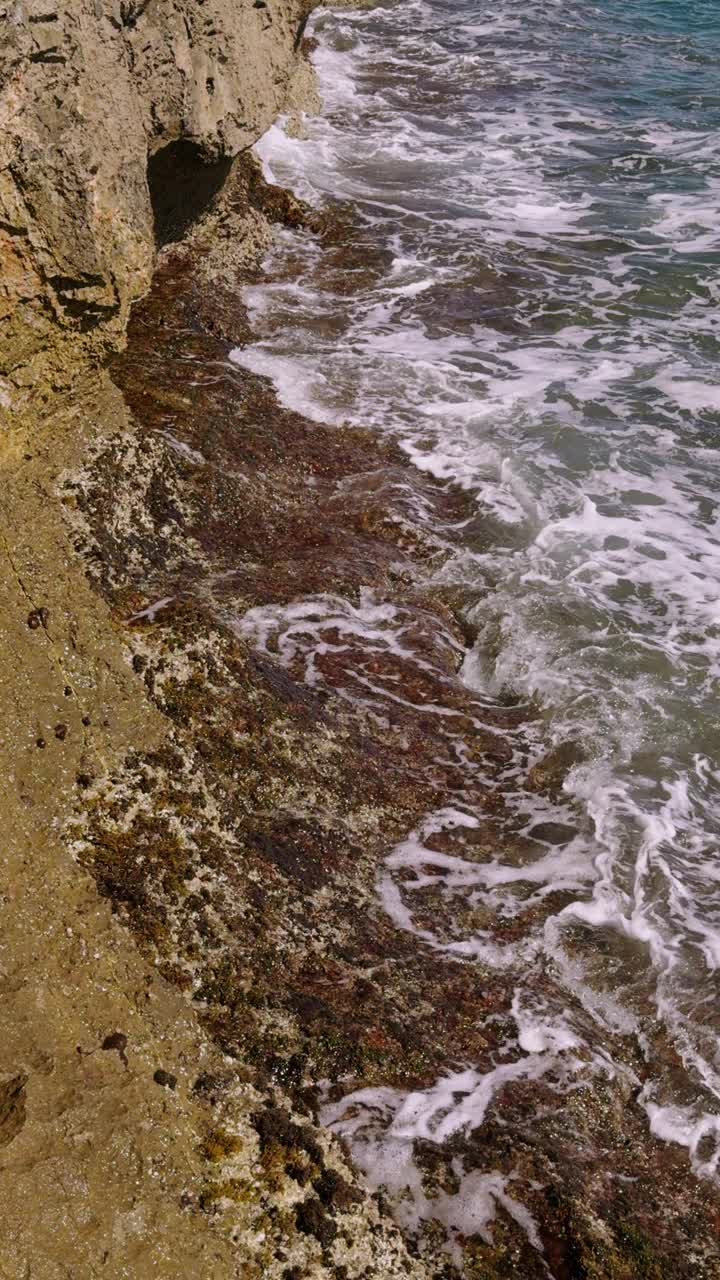 在地中海海岸的石头上冲浪视频素材