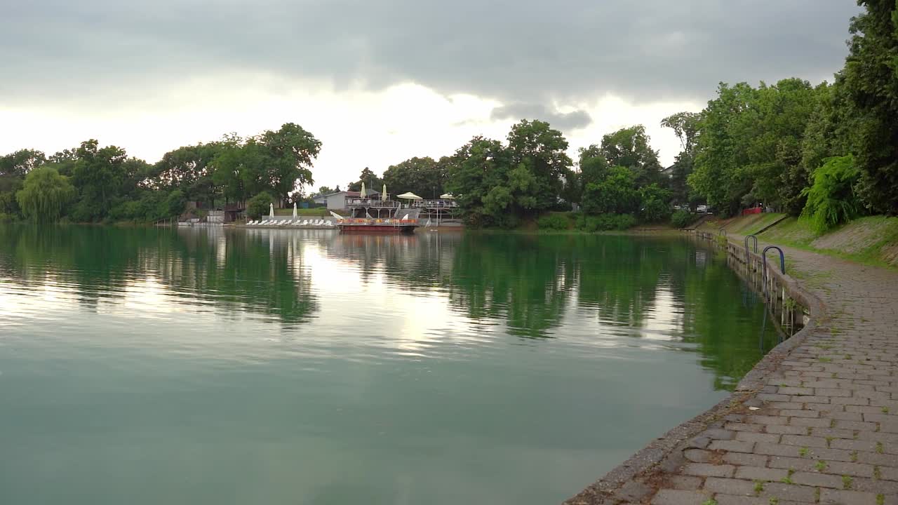 下雨天，湖边的人行道通往木筏咖啡馆视频素材