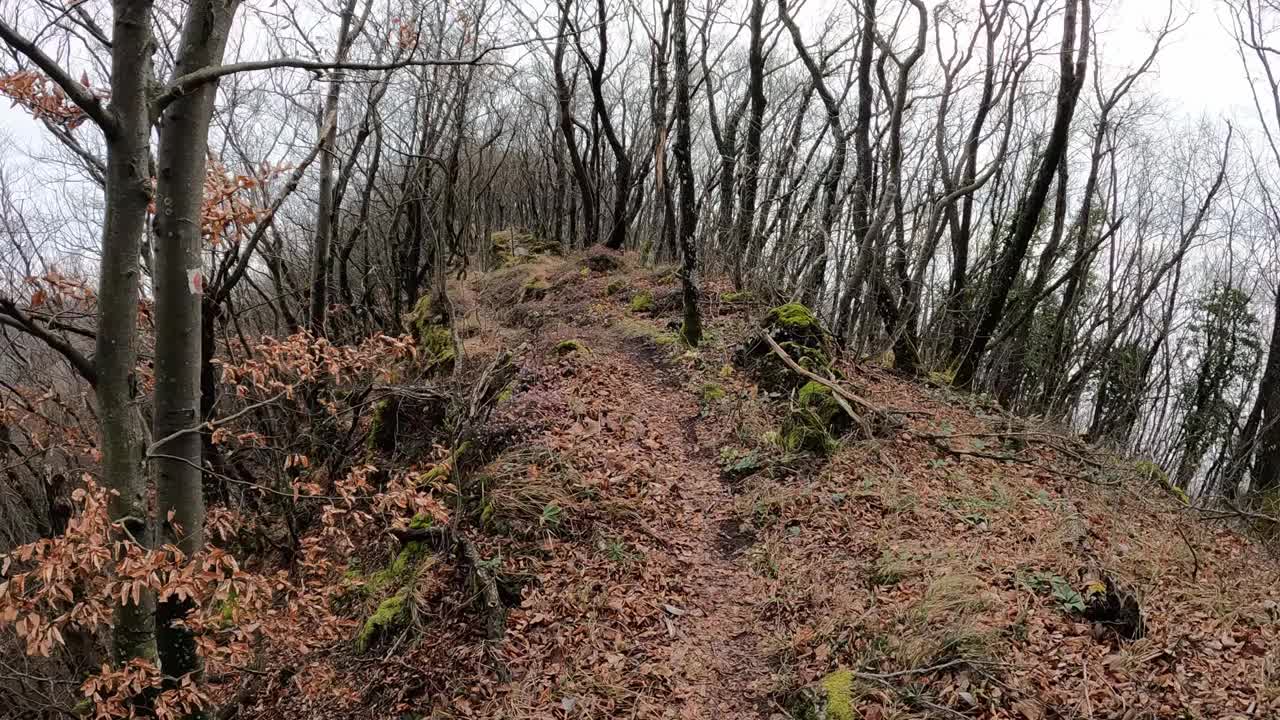 克罗地亚山上的山脊小径视频下载