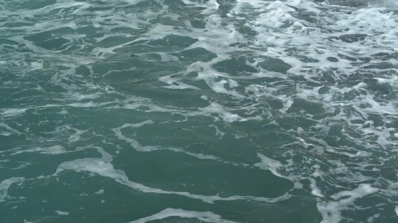 海面上汹涌澎湃的海浪视频素材