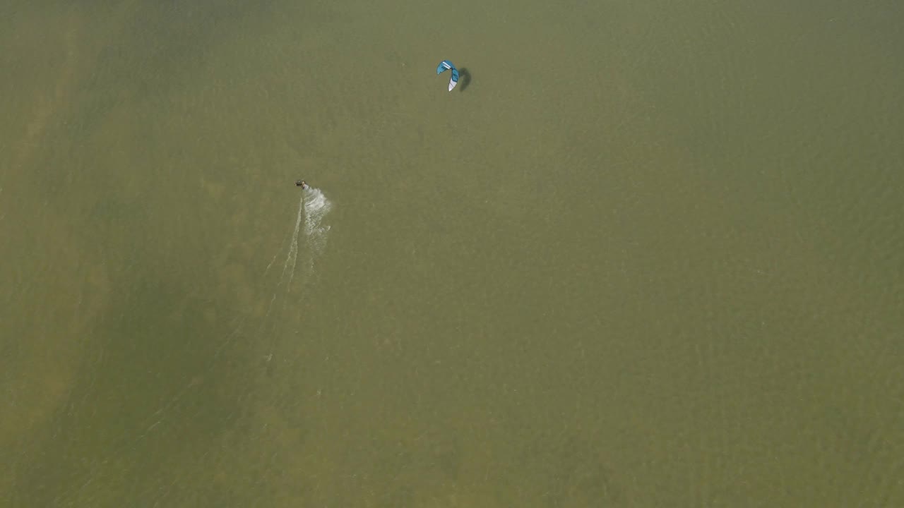 荷兰湖上风中的风筝冲浪极限运动鸟瞰图视频素材