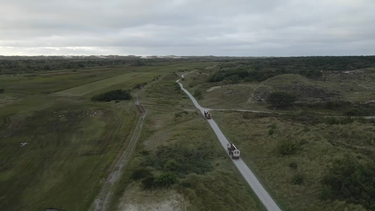 荷兰，游客在土路上的马车鸟瞰图视频素材