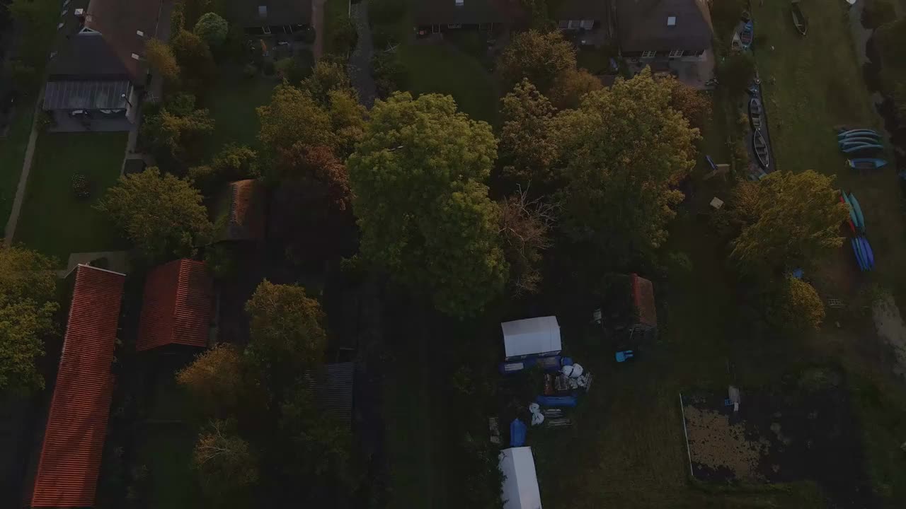 日出时雾气弥漫的著名村庄Giethoorn鸟瞰图视频素材