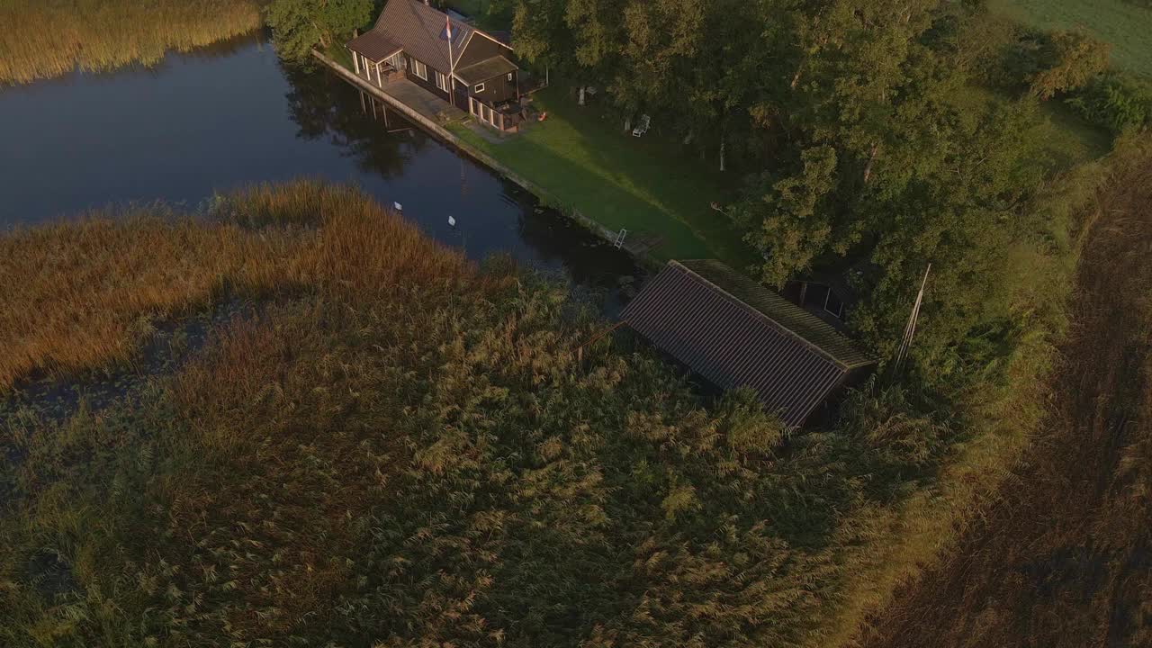 日出时雾气弥漫的著名村庄Giethoorn鸟瞰图视频素材