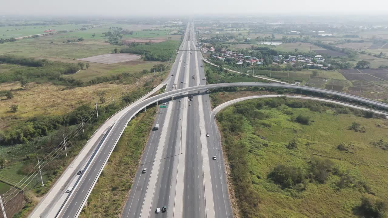 无人机拍摄了农村地区十字路口桥梁上的交通景观视频素材