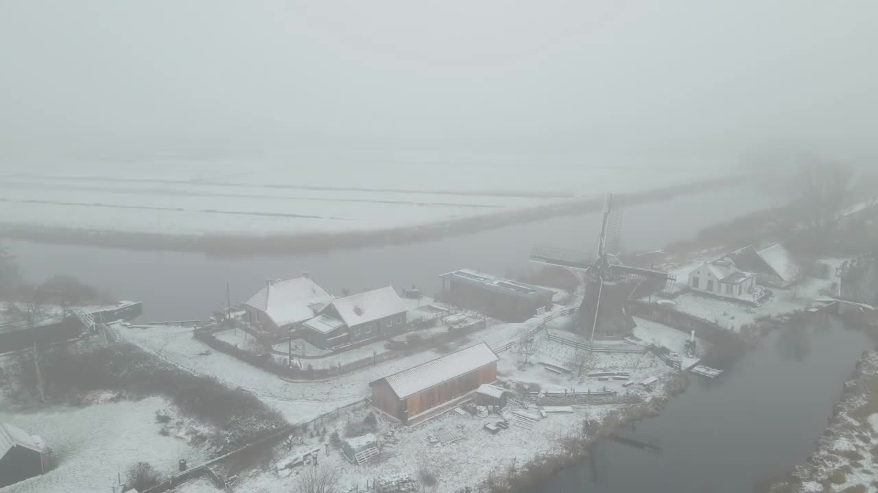 鸟瞰图的男子骑自行车在泥泞的道路上与雪在冬天视频素材