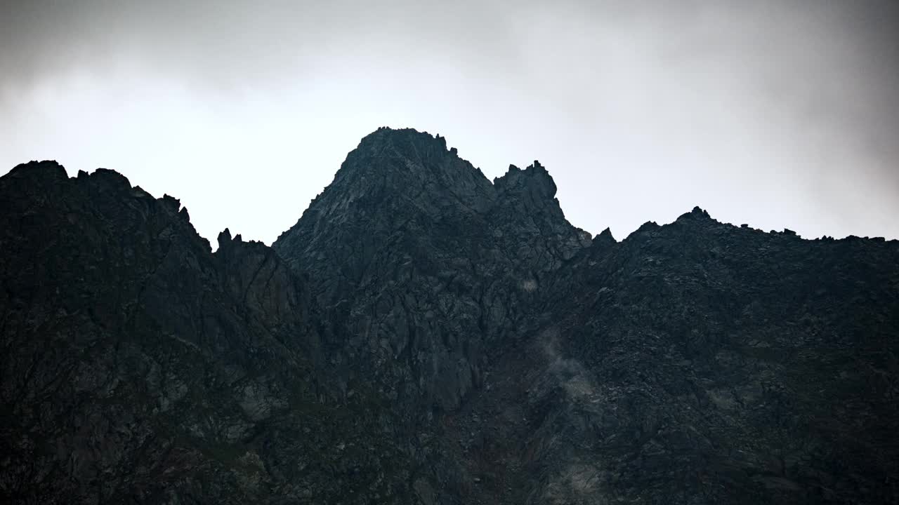 意大利阿尔卑斯山上一座岩石山峰的时间变化视频下载