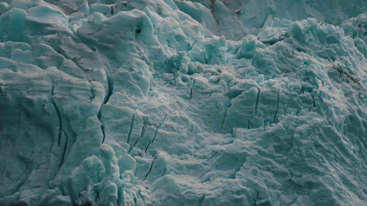 自然纹理的纯蓝色冰和白色的雪，冰川在巴塔哥尼亚-平移拍摄视频素材