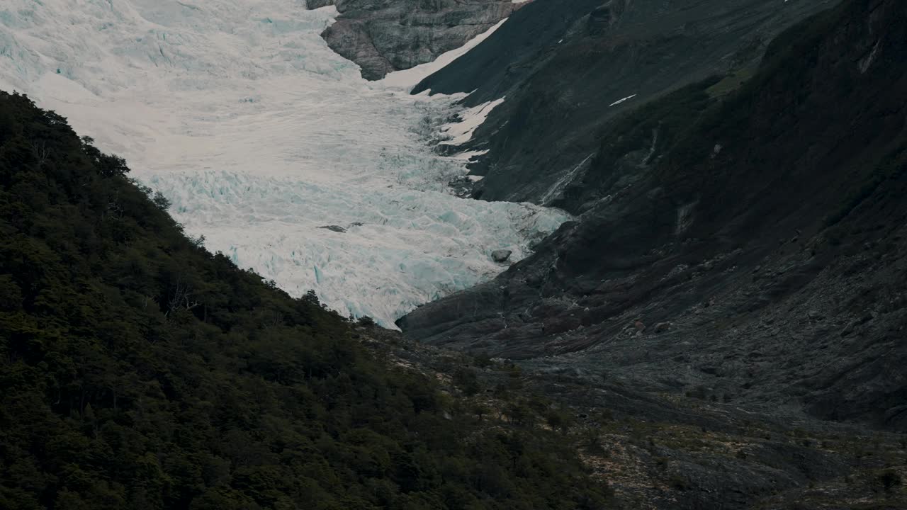 冰川在巴塔哥尼亚山脉，阿根廷-无人机拍摄视频素材