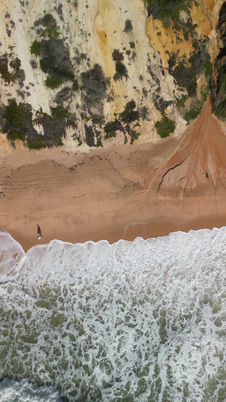 鸟瞰法利西亚海滩和海岸线，阿尔加维，葡萄牙。视频素材