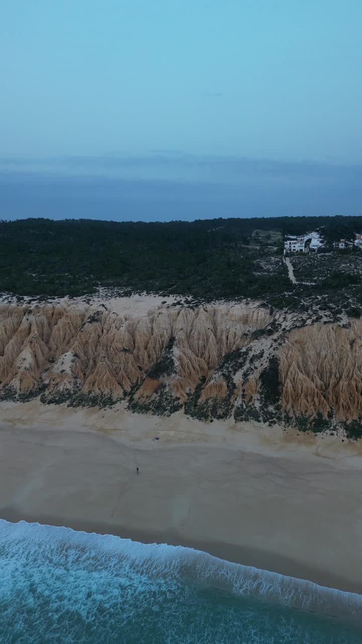 鸟瞰美丽的葡萄牙海岸线在梅利德斯，葡萄牙。视频素材