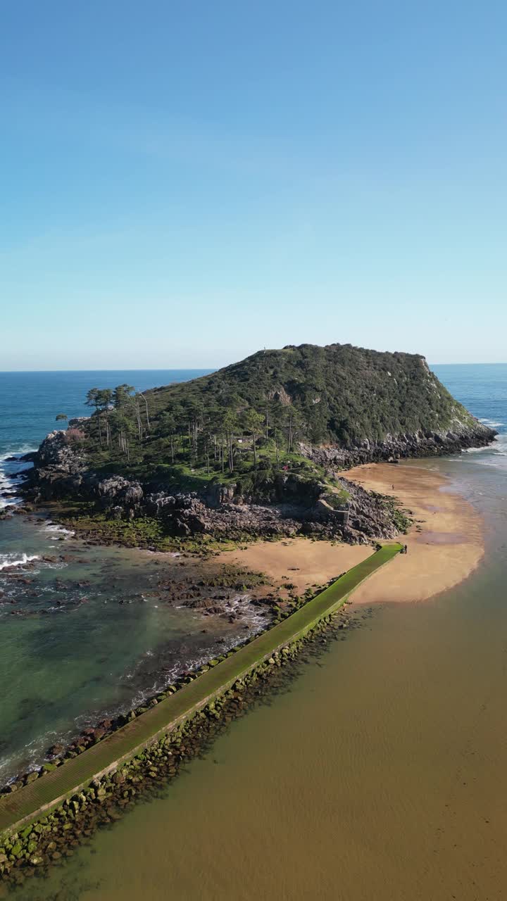 西班牙莱凯提奥巴斯克地区的海滩和海岸线鸟瞰图。视频素材