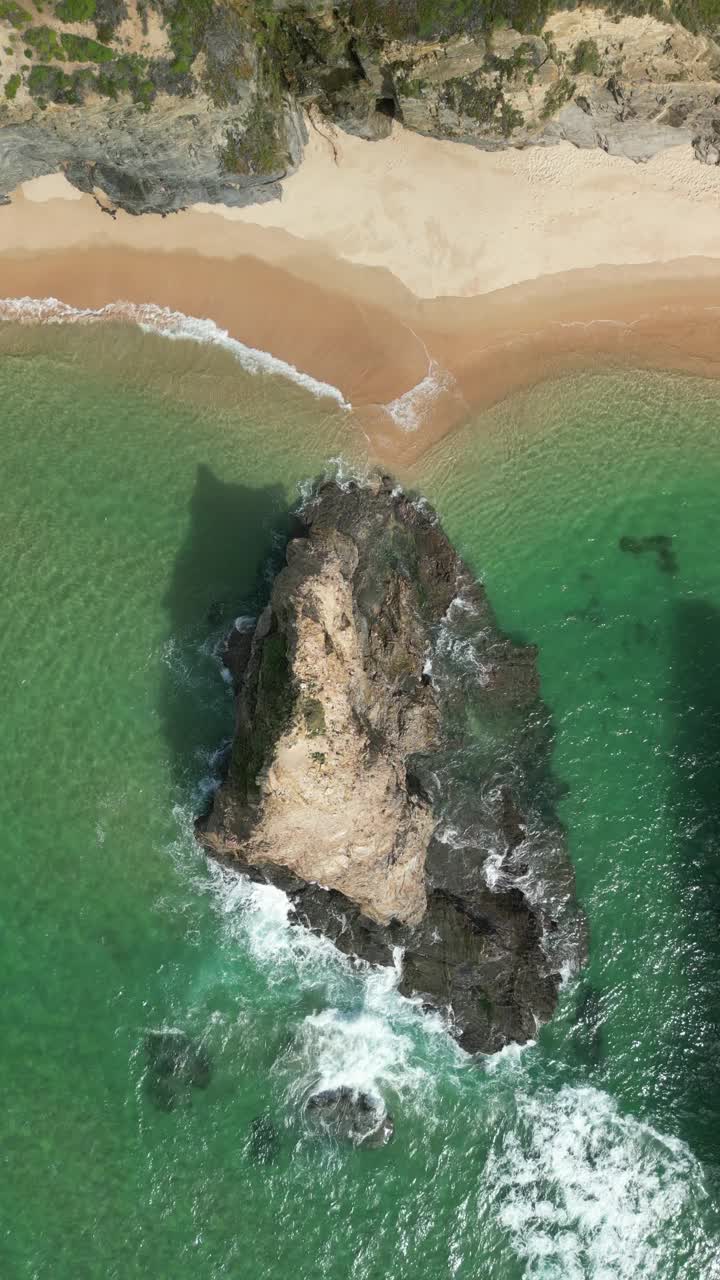 鸟瞰美丽的沙滩和绿松石般的海洋，葡萄牙科沃港。视频素材