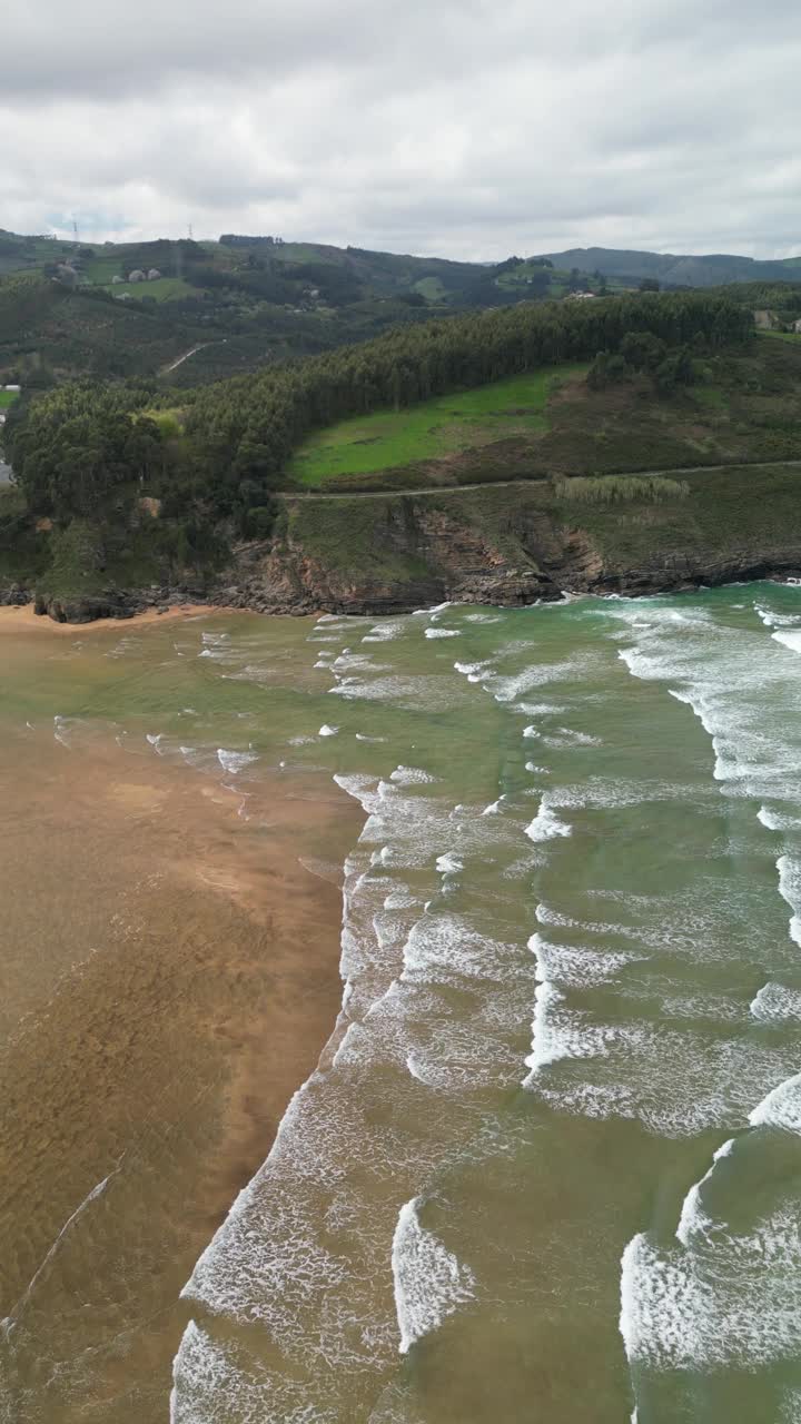 鸟瞰西班牙崎岖的海岸线，绿意盎然。视频素材