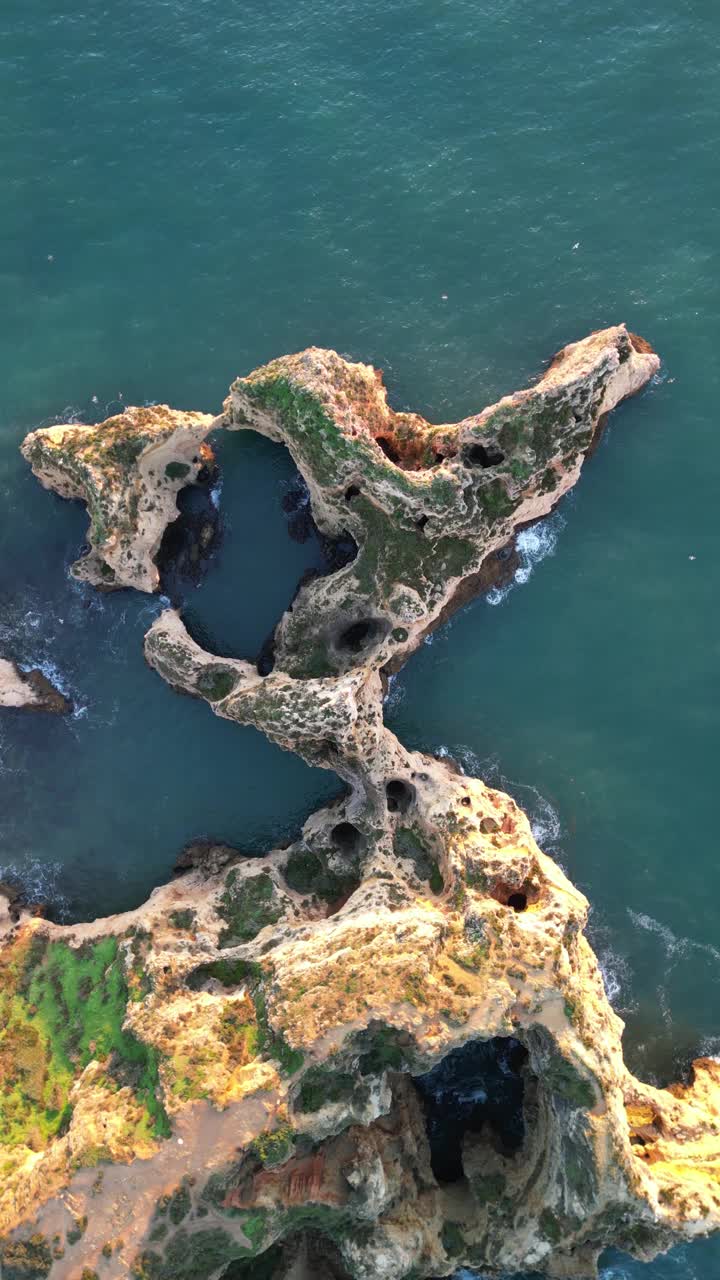 鸟瞰阿尔加维海岸与侵蚀地层，葡萄牙。视频素材