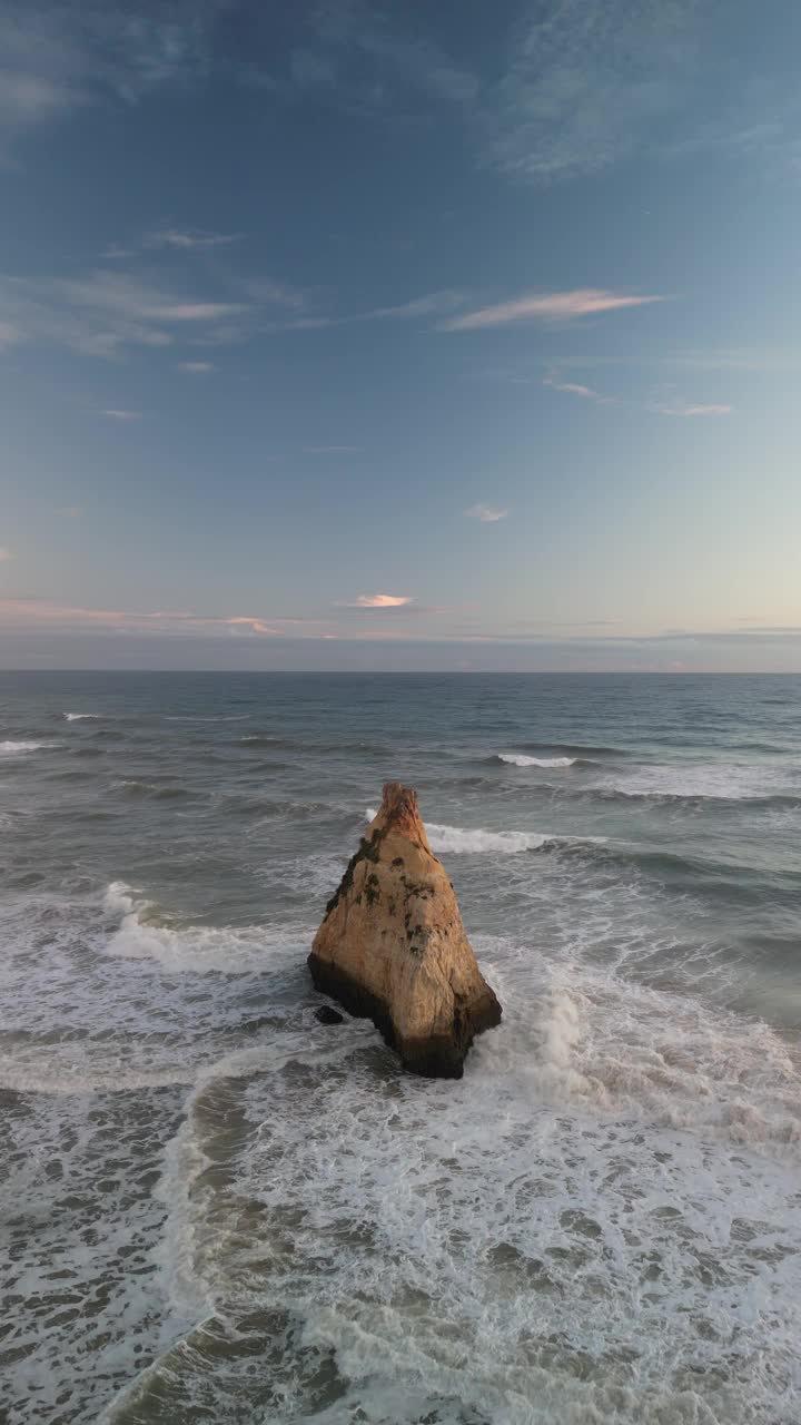 鸟瞰葡萄牙阿尔加维阿尔沃尔的Praia dos Tres Irmaos海滩。视频素材