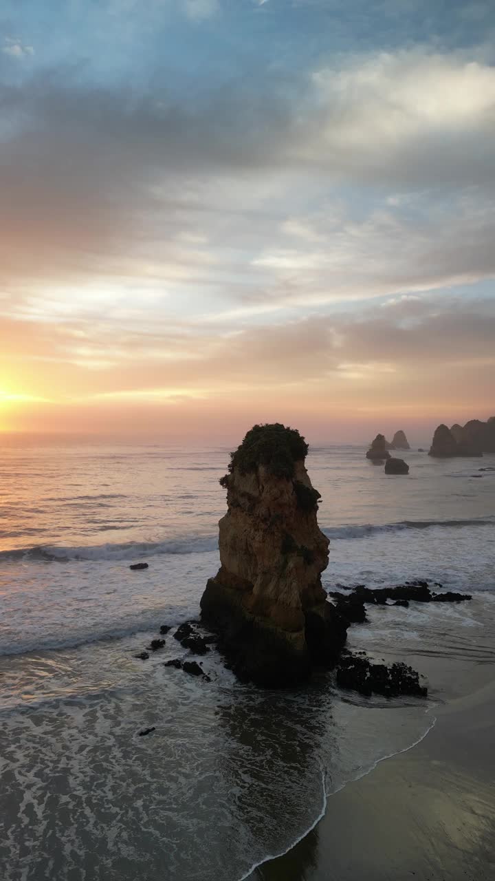 鸟瞰日落时的Praia dos Tres Irmaos海滩，葡萄牙阿尔沃尔。视频素材