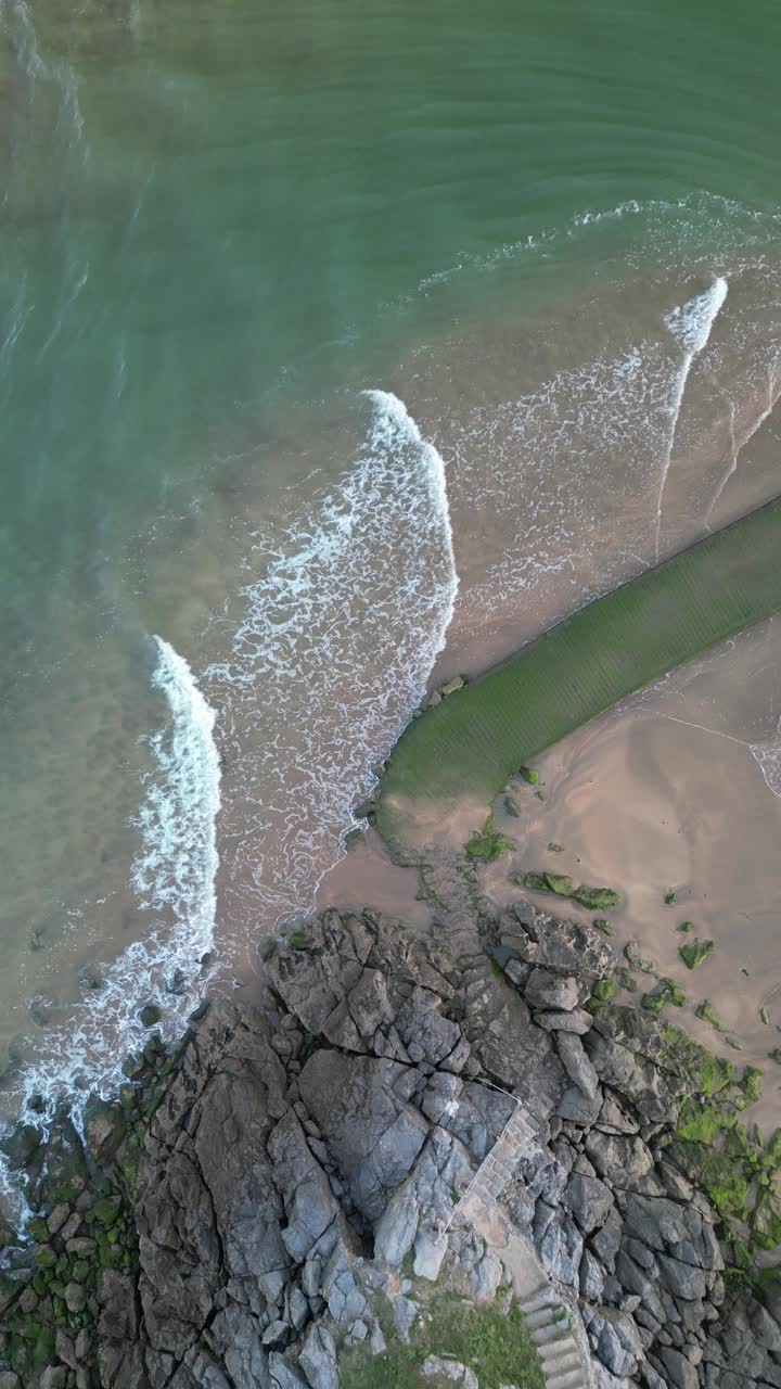 西班牙比斯开海岸的Lekeitio海滩鸟瞰图。视频素材