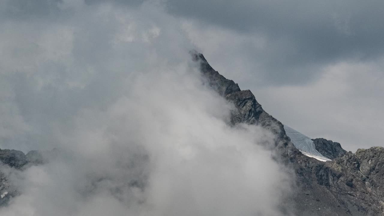 意大利马德西莫Pizzo Ferrè上云层形成的特写时间视频下载