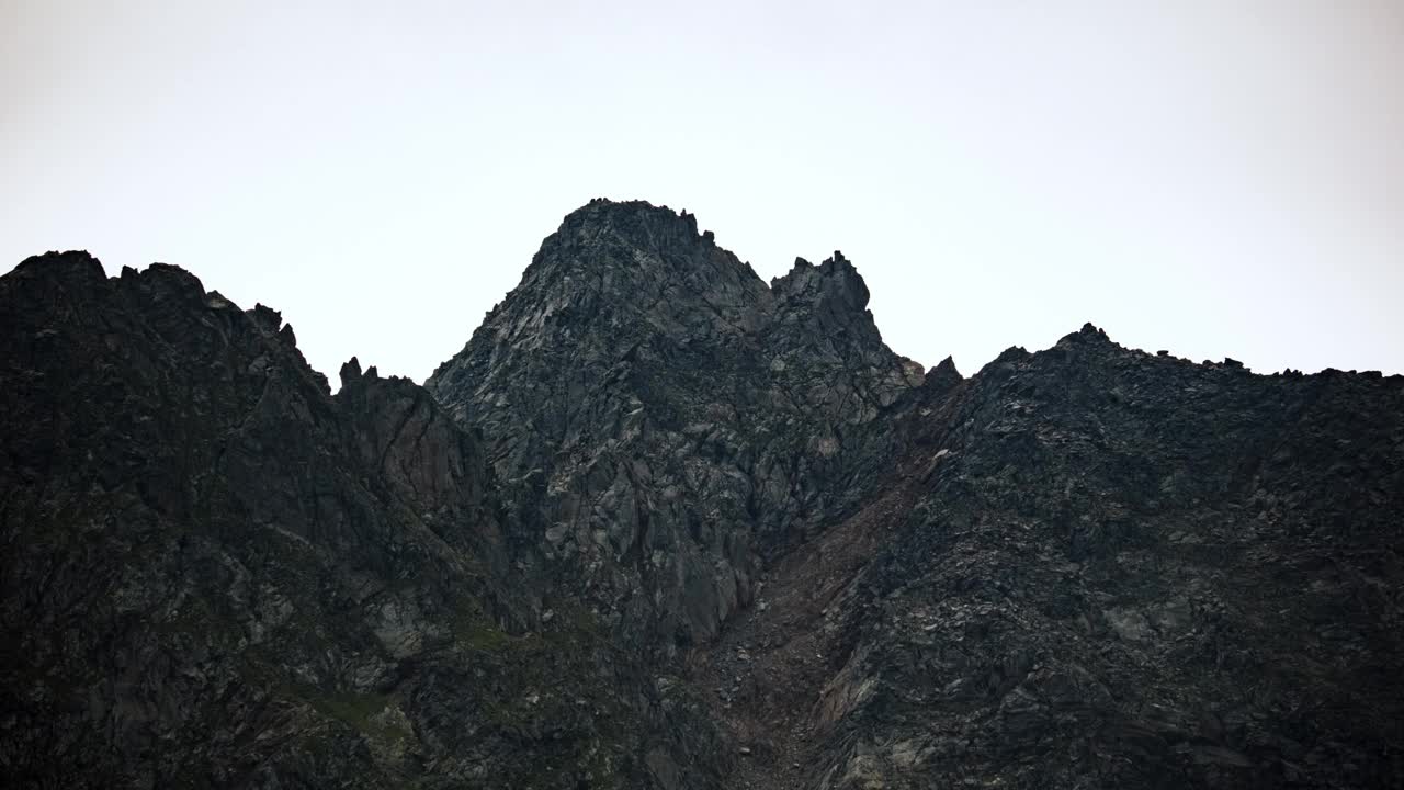 意大利阿尔卑斯山脉岩石峰的时间循环-无限循环视频下载