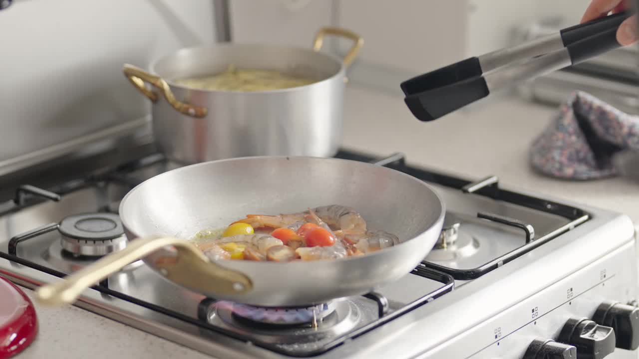 在现代家庭厨房烹饪美味佳肴视频素材