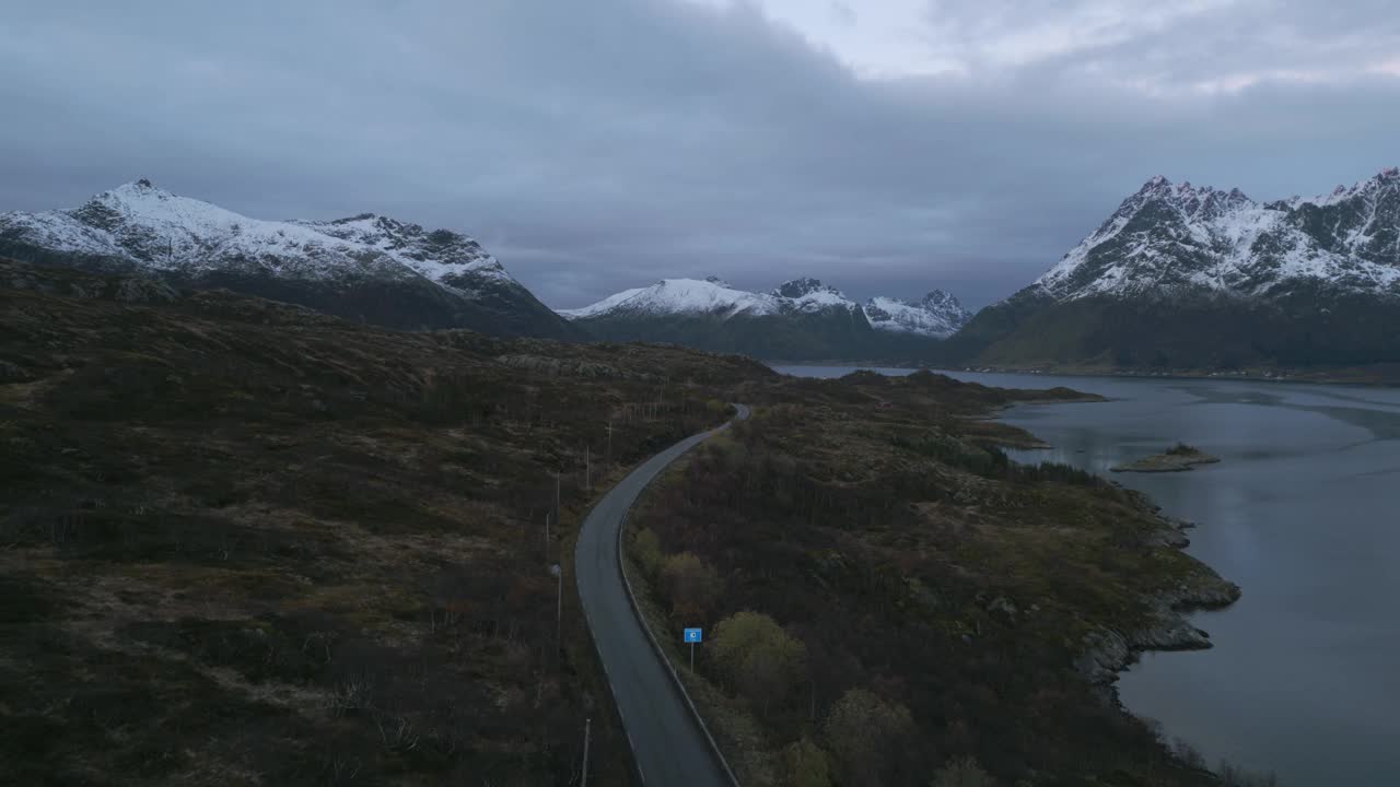 暮色降临在罗弗敦的路上，一辆露营车停在雪峰间视频素材