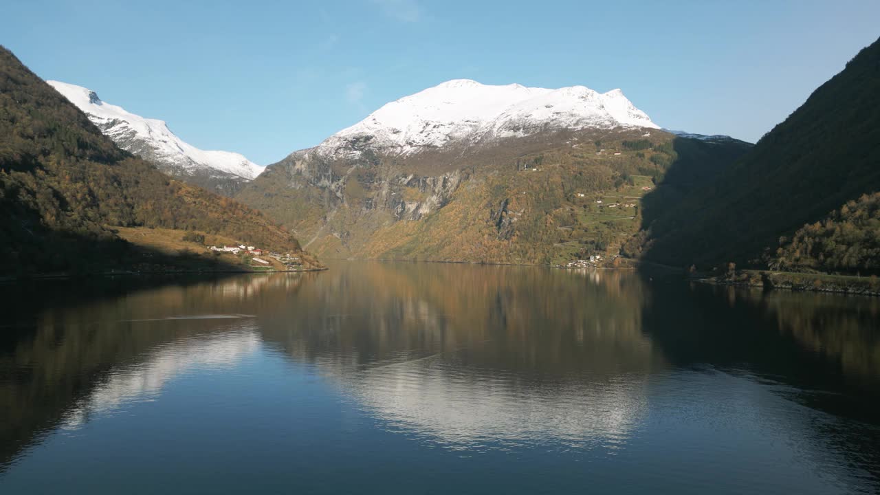 平静的Geirangerfjord水域与雪山反映在挪威，宁静的自然景观视频素材