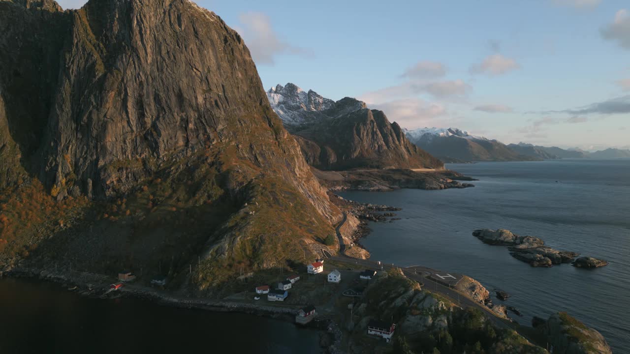 挪威罗弗敦群岛的海岸鸟瞰图，有山和海洋视频素材