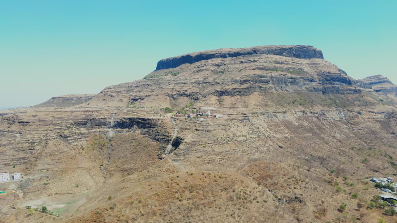 印度寺庙位于马哈拉施特拉邦靠近孟买和阿格拉国家高速公路附近的山上视频素材