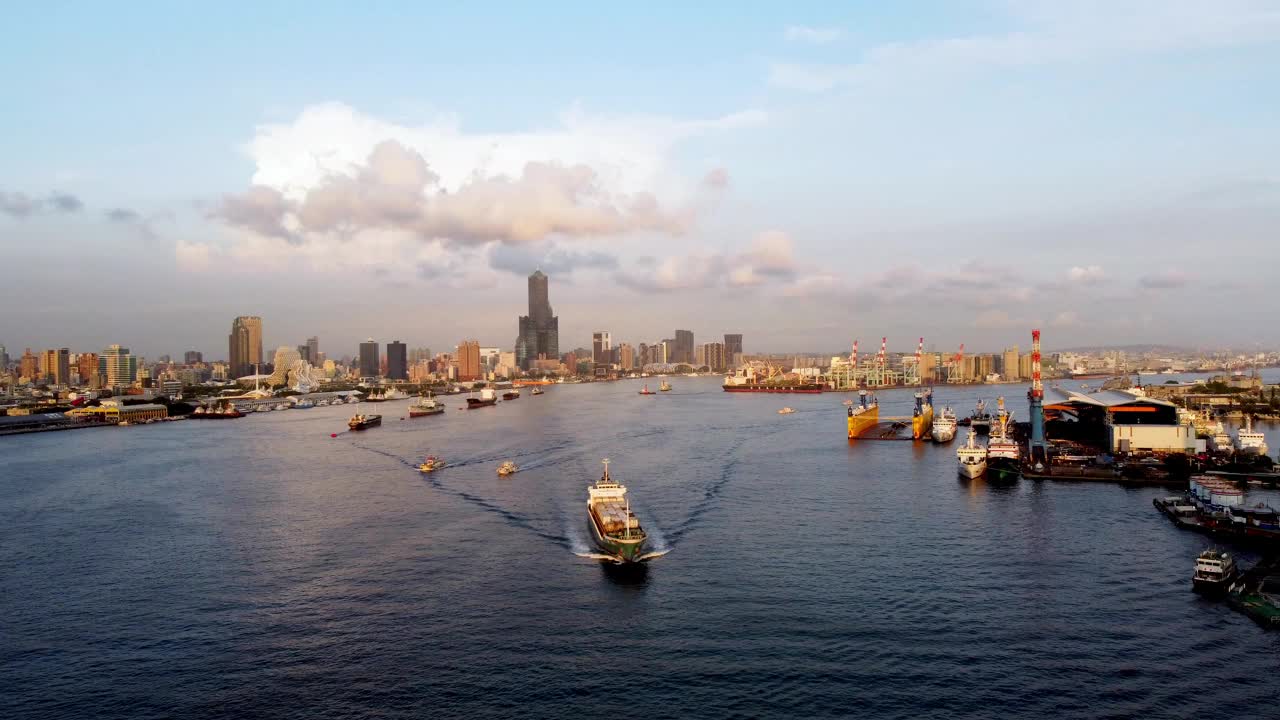 繁忙的港口有船只和起重机，背景是城市天际线，黄金时间，鸟瞰图视频素材