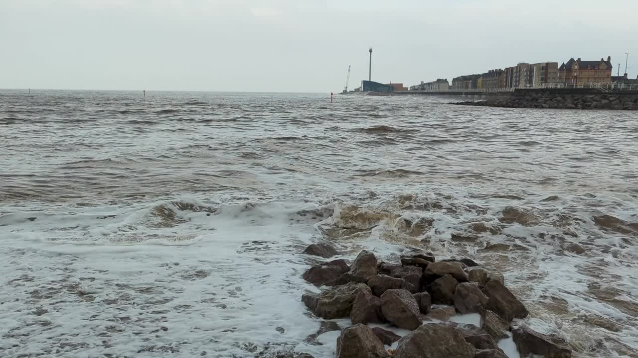 晴朗的海边和海岸，阴天视频素材