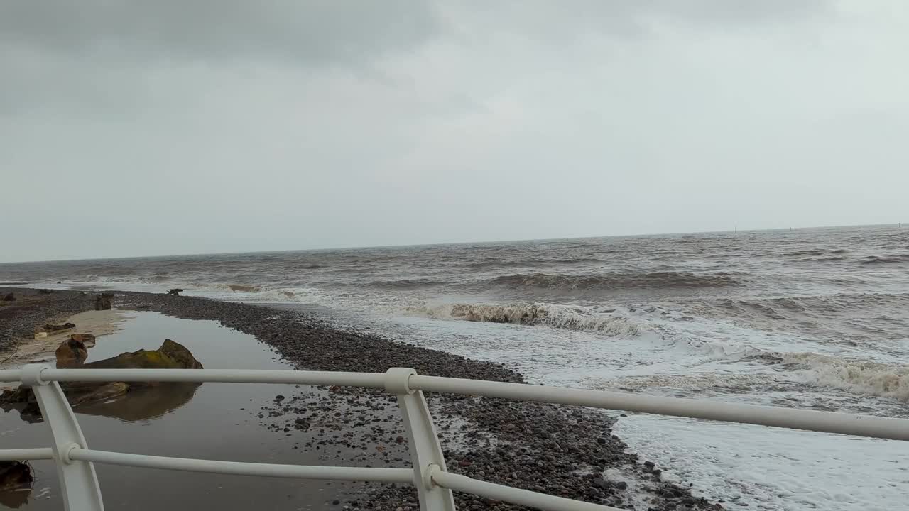 晴朗的海边和海岸，阴天视频素材