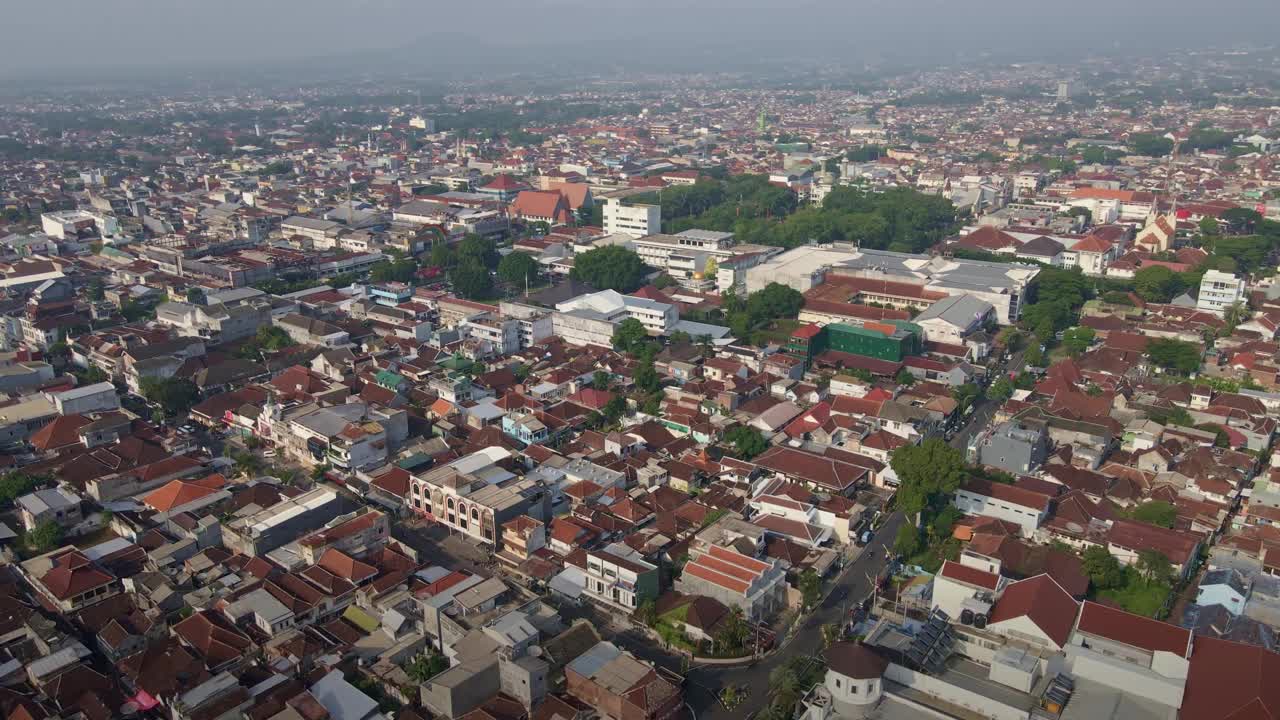 反乌托邦的现实:生活在一个发达国家人口过剩的阴影下，印度尼西亚。航拍4k无人机画面视频素材
