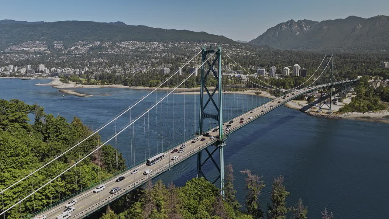 2023年7月，在横跨Burrard Inlet的狮门大桥上，Aerial v101无人机沿西海岸飞行，捕捉车辆交通和山景-使用Mavic 3 Pro Cine拍摄视频素材