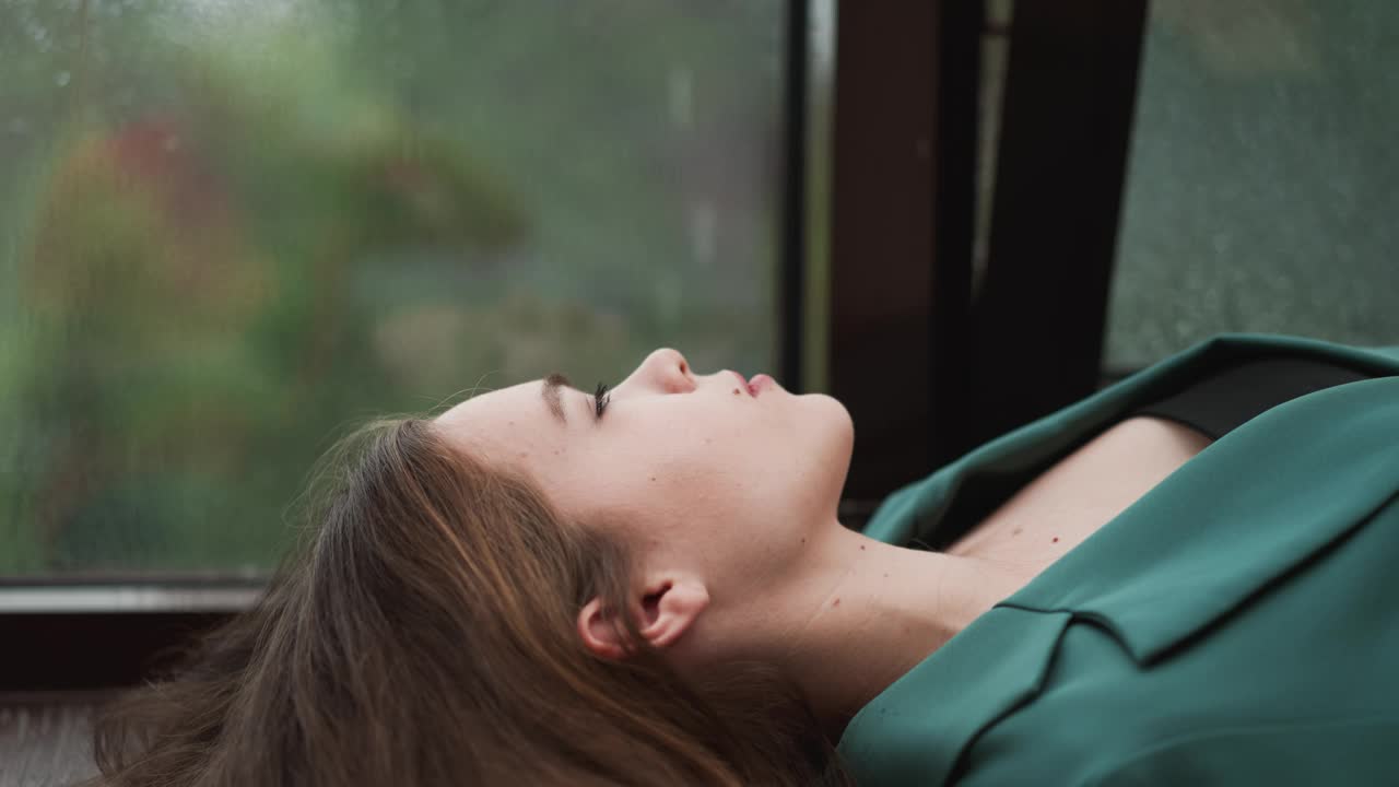 女商人在雨中望着窗户视频素材