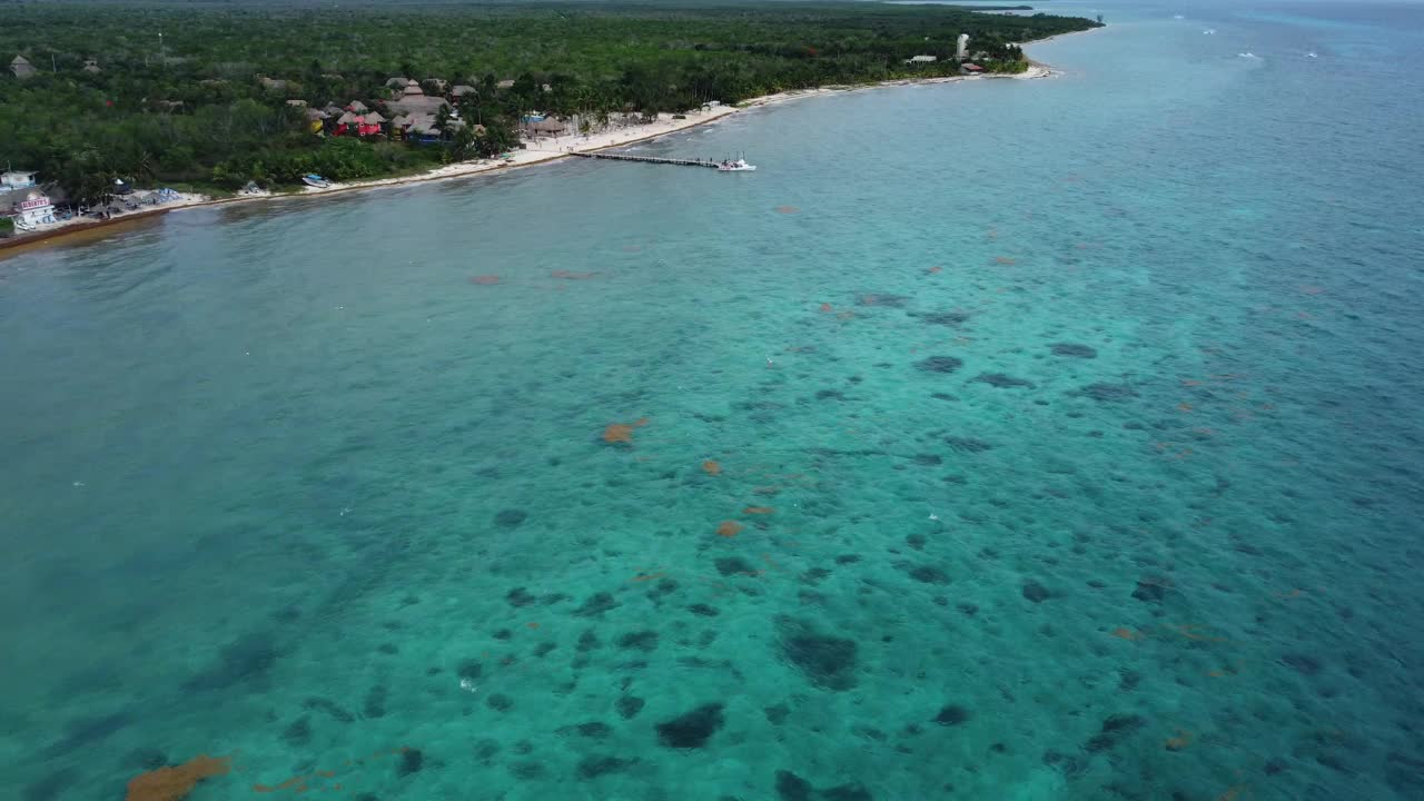 科苏梅尔海岸线有清澈的海水和热带景观，鸟瞰视频素材