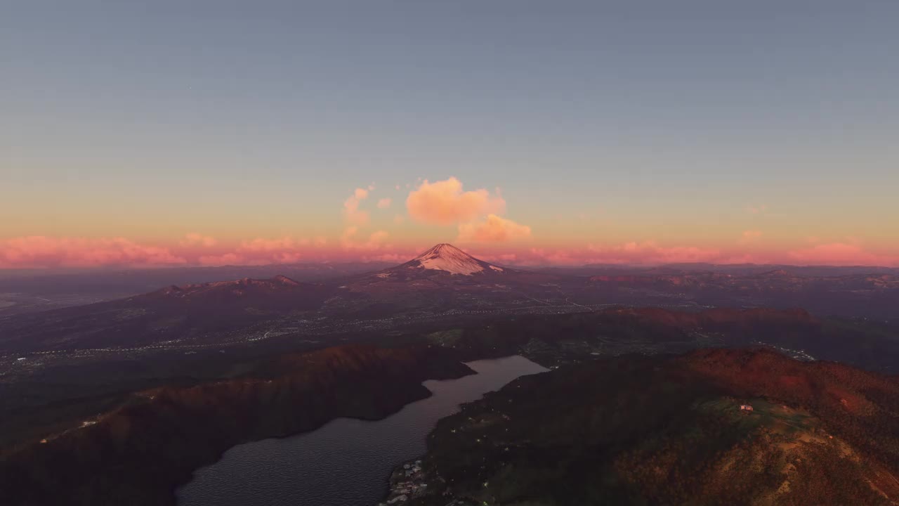 富士箱根伊豆国立公园的空中无人机日落景观。元箱根的富士山。日本视频素材