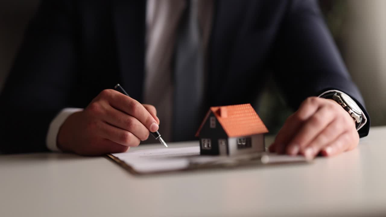 商人签订合法的房地产合同协议书，房屋保险。视频素材