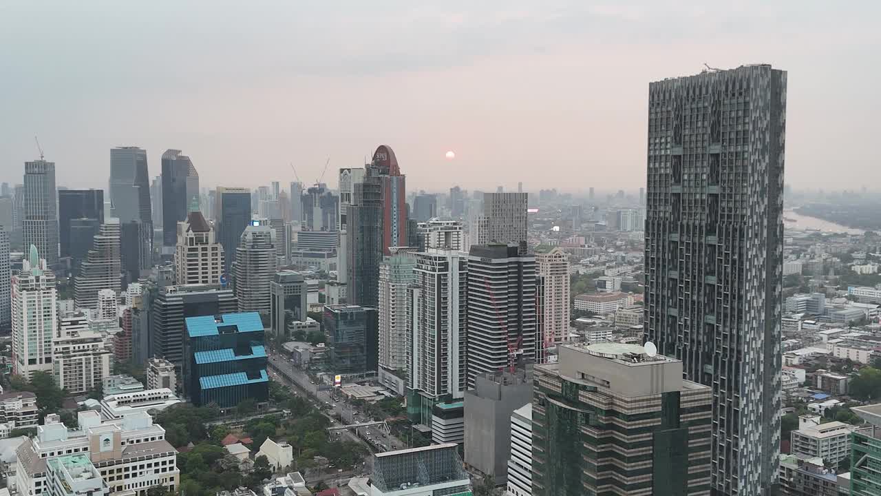 无人机静态视图显示曼谷城市天际线在泰国雾蒙蒙的早晨视频素材