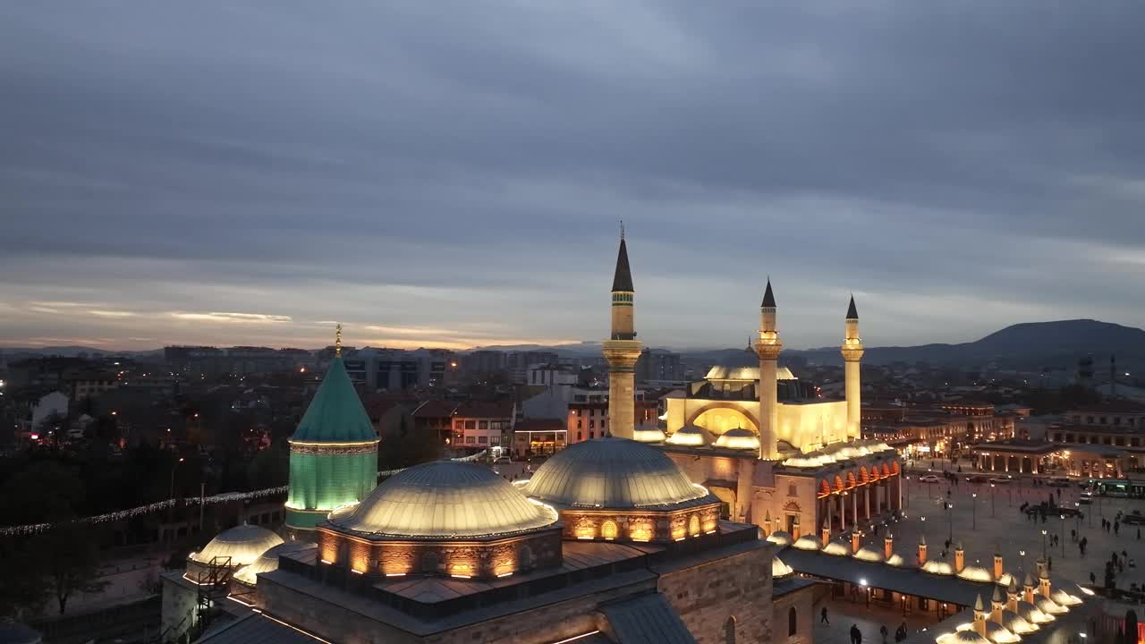 Mevlana墓和清真寺(Mevlana t<e:1> rbesi ve Cami)夜间灯光无人机照片，Mevlana Konya，土耳其(土耳其)视频素材