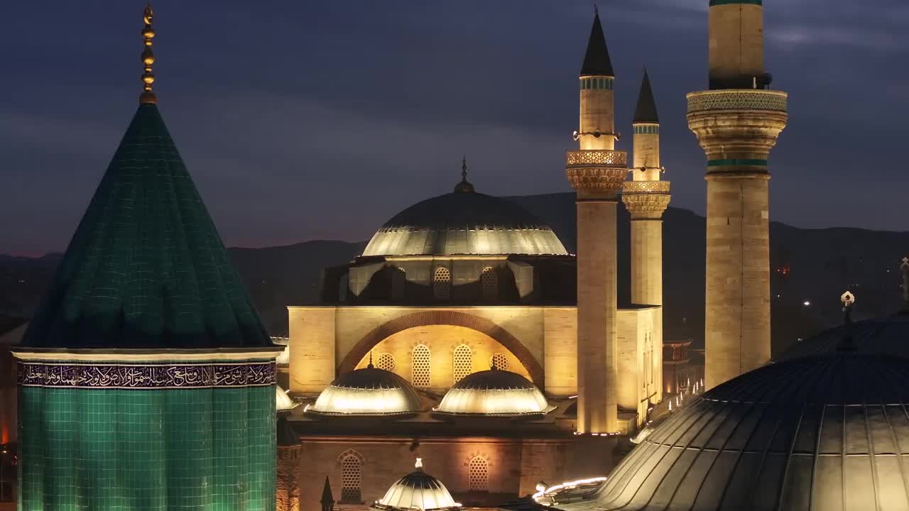 Mevlana墓和清真寺(Mevlana t<e:1> rbesi ve Cami)夜间灯光无人机照片，Mevlana Konya，土耳其(土耳其)视频下载