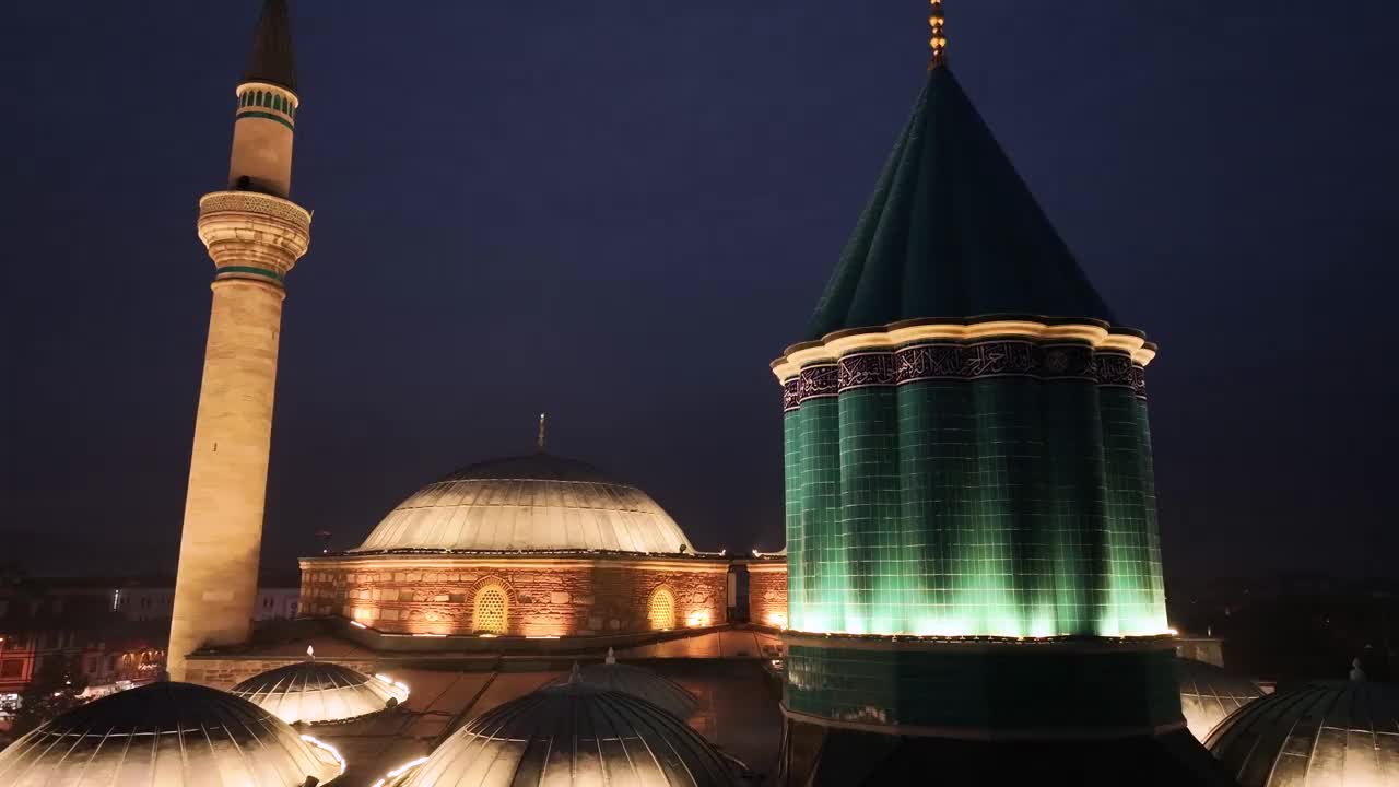 Mevlana墓和清真寺(Mevlana t<e:1> rbesi ve Cami)夜间灯光无人机照片，Mevlana Konya，土耳其(土耳其)视频素材