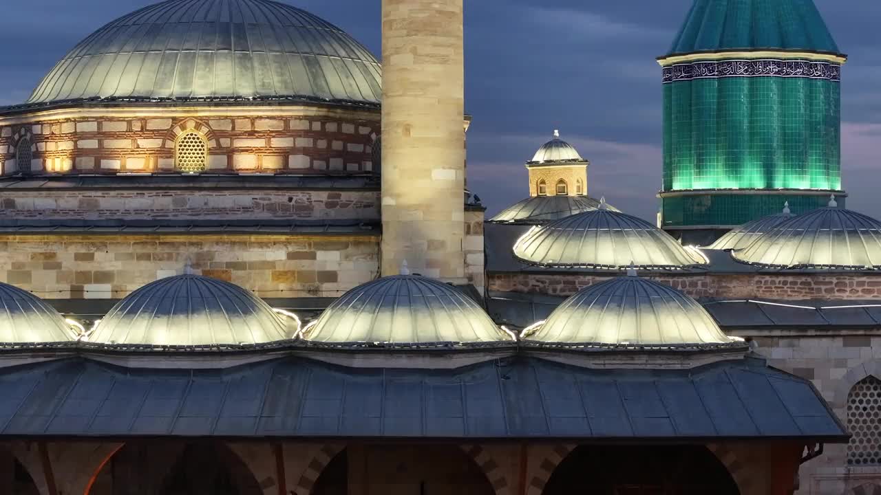 Mevlana墓和清真寺(Mevlana t<e:1> rbesi ve Cami)夜间灯光无人机照片，Mevlana Konya，土耳其(土耳其)视频素材