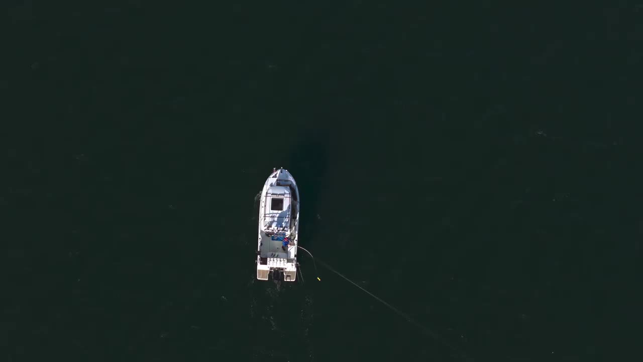 在波罗的海平静的科洛布热格海域，无人机捕捉到渔船上的渔民。视频素材