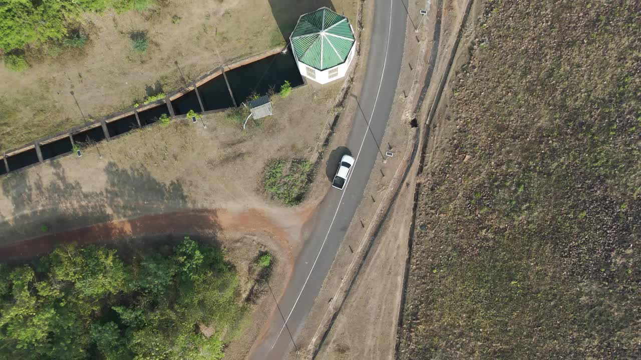 无人机拍摄鸟瞰风景，驾驶皮卡车在旱季偏僻的乡村道路上行驶视频素材