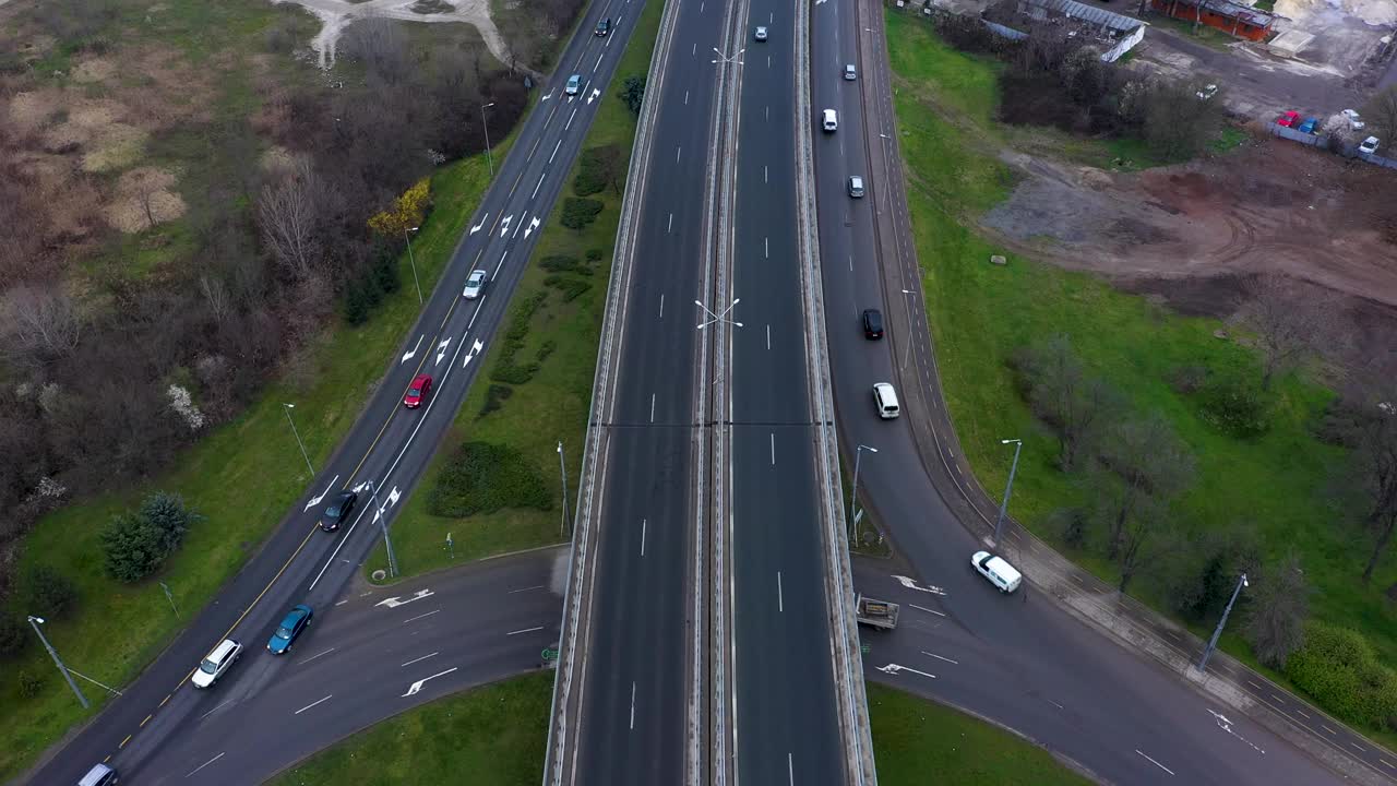 保加利亚布尔加斯郊区道路和环岛的鸟瞰图视频下载