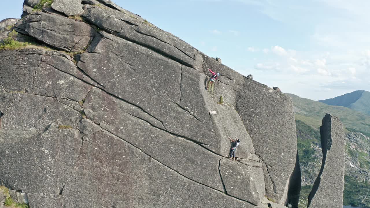 攀登新的高度:一个惊险的登山之旅视频素材