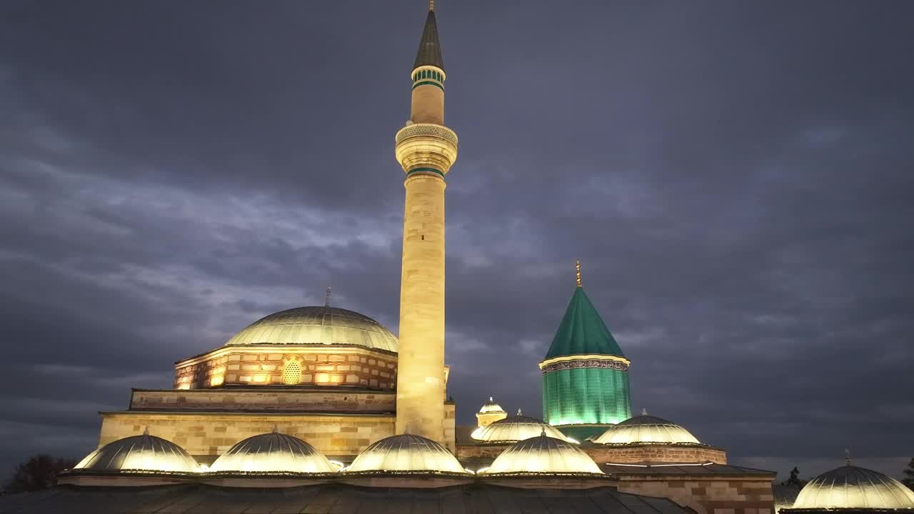 Mevlana墓和清真寺(Mevlana t<e:1> rbesi ve Cami)夜间灯光无人机照片，Mevlana Konya，土耳其(土耳其)视频素材