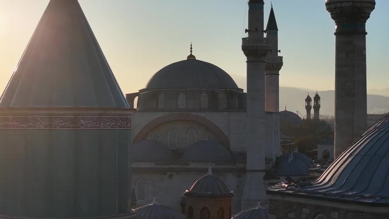 Mevlana墓和清真寺(Mevlana t<e:1> rbesi ve Cami)夜间灯光无人机照片，Mevlana Konya，土耳其(土耳其)视频下载