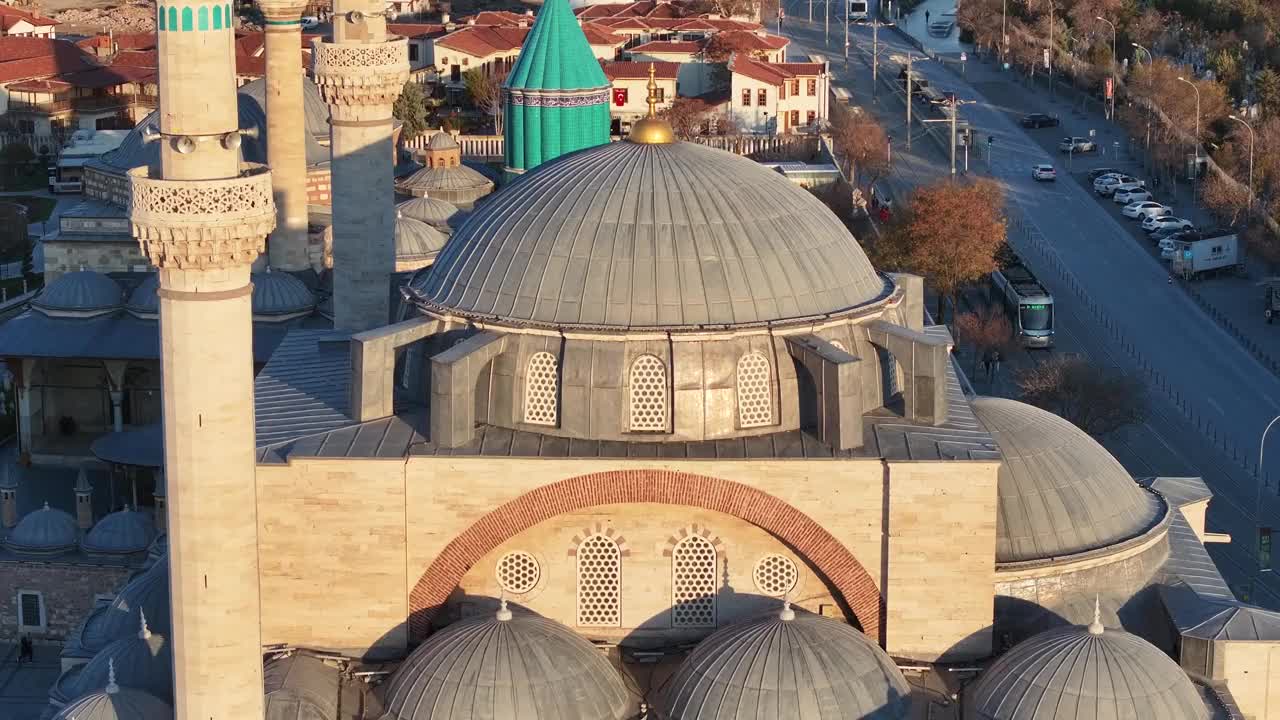 Mevlana墓和清真寺(Mevlana t<e:1> rbesi ve Cami)夜间灯光无人机照片，Mevlana Konya，土耳其(土耳其)视频下载